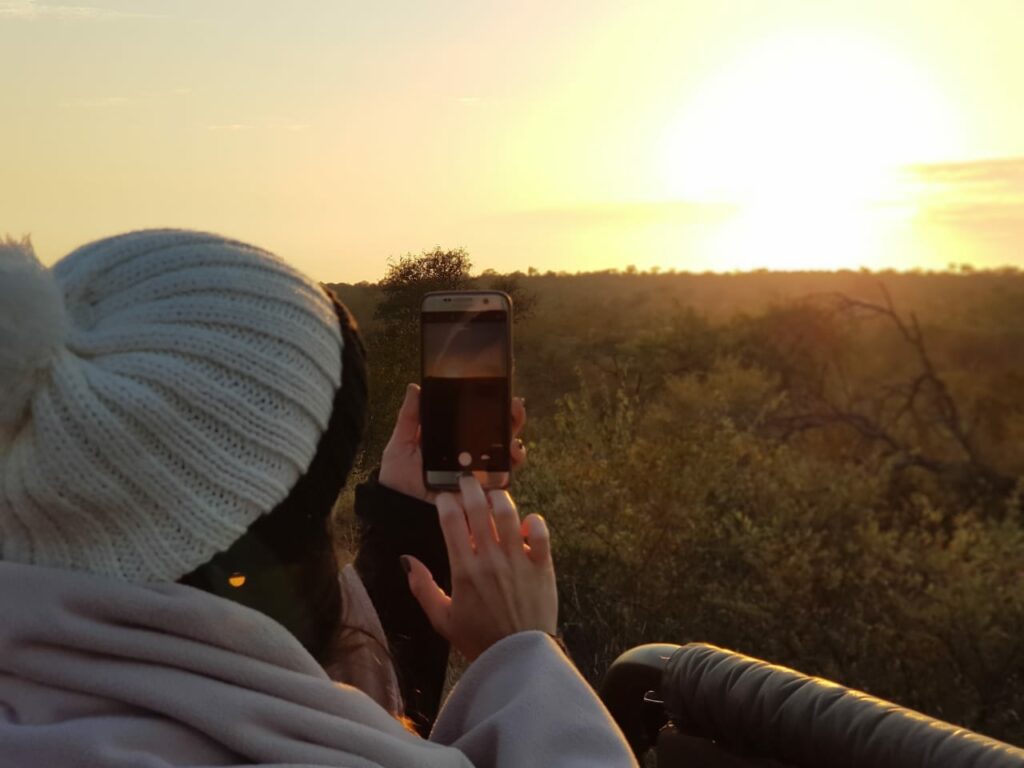 Mulher tirando foto da savana na África do Sul