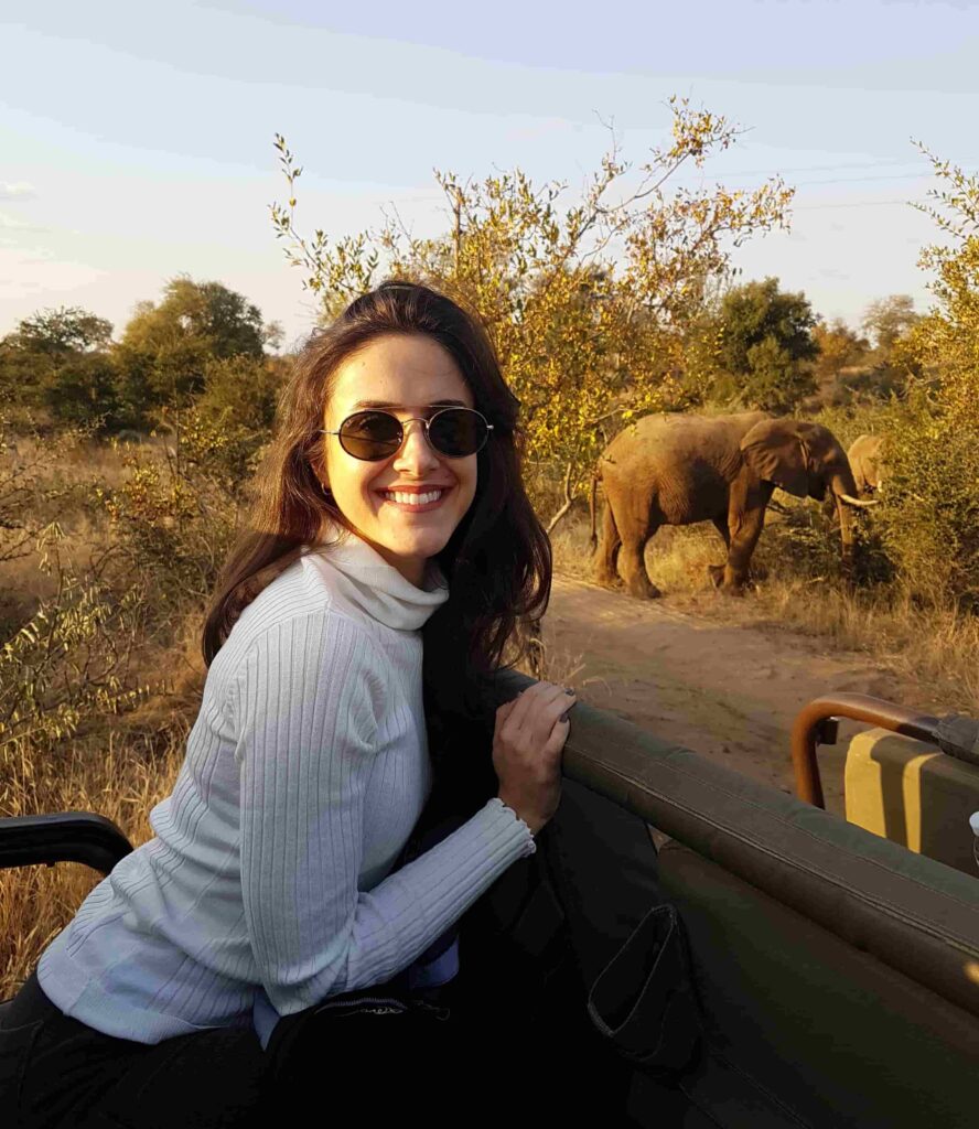 mulher em safari com elefante na áfrica