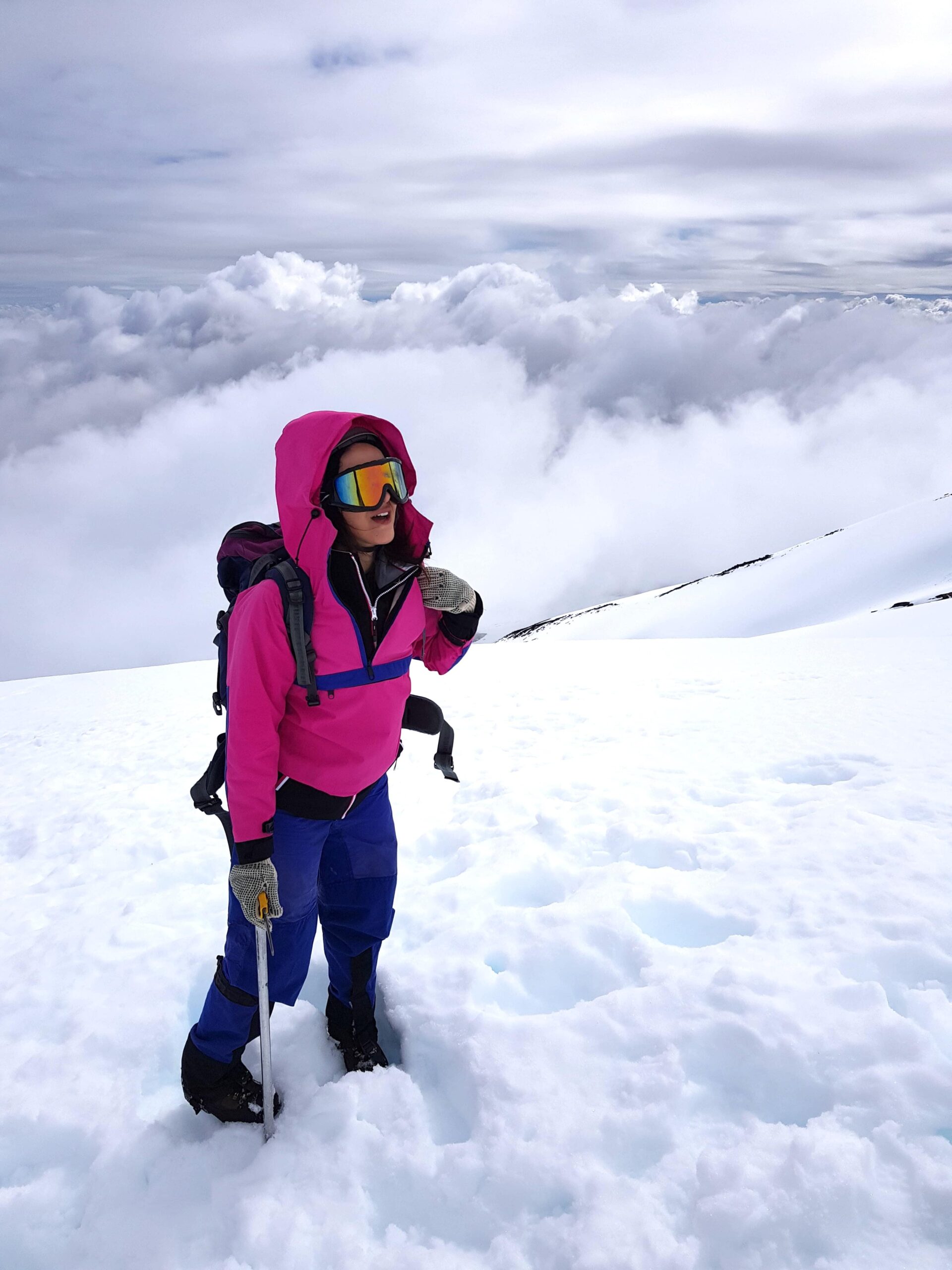 Mulher quase no topo de vulcão nevado no Chile
