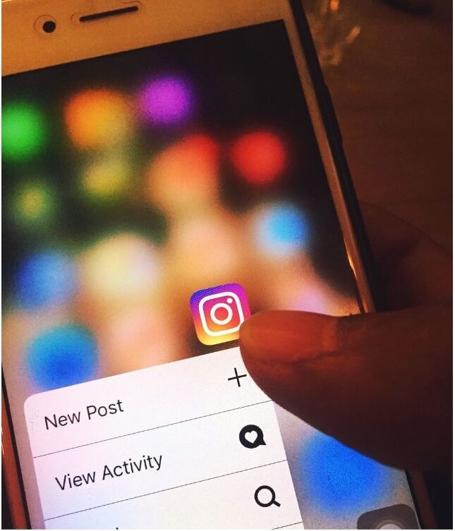 celular mostrando app do instagram