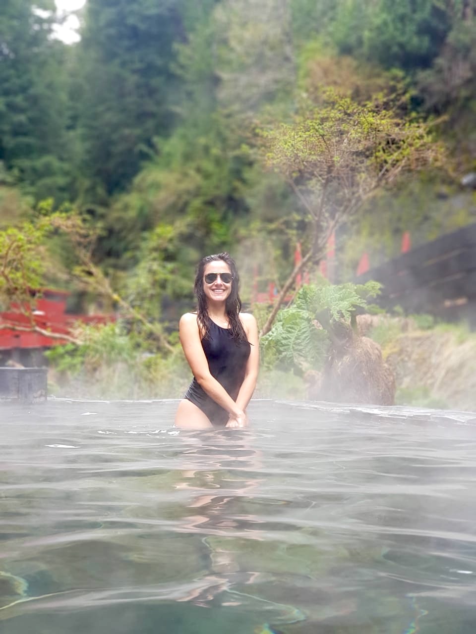 Termas Geométricas, Chile. Mulher em piscina quente saindo fumaça com bela natureza ao redor
