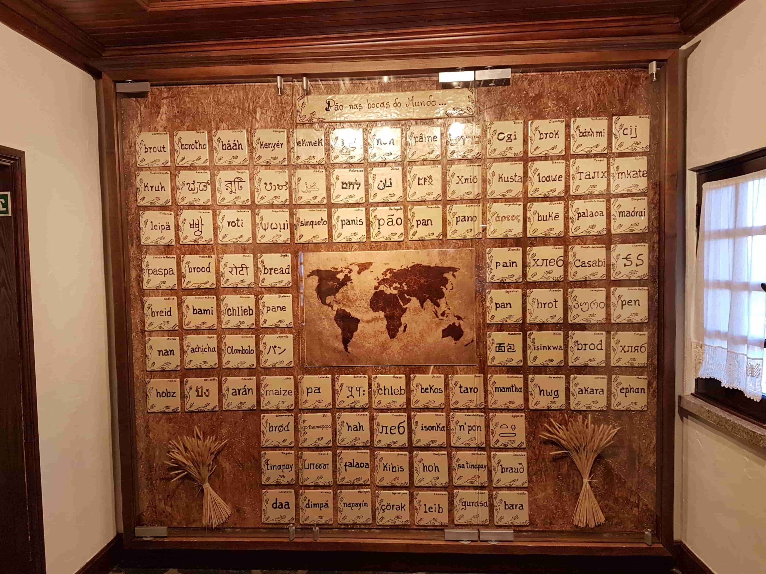 parede com a palavra pão escrita em várias línguas
