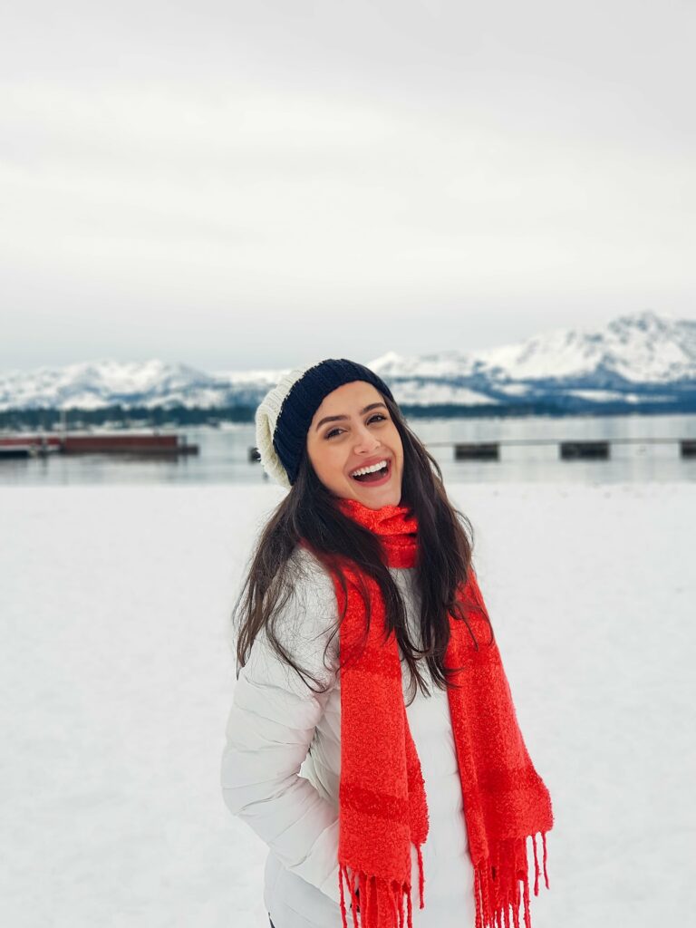 Moça na neve perto do Lake Tahoe