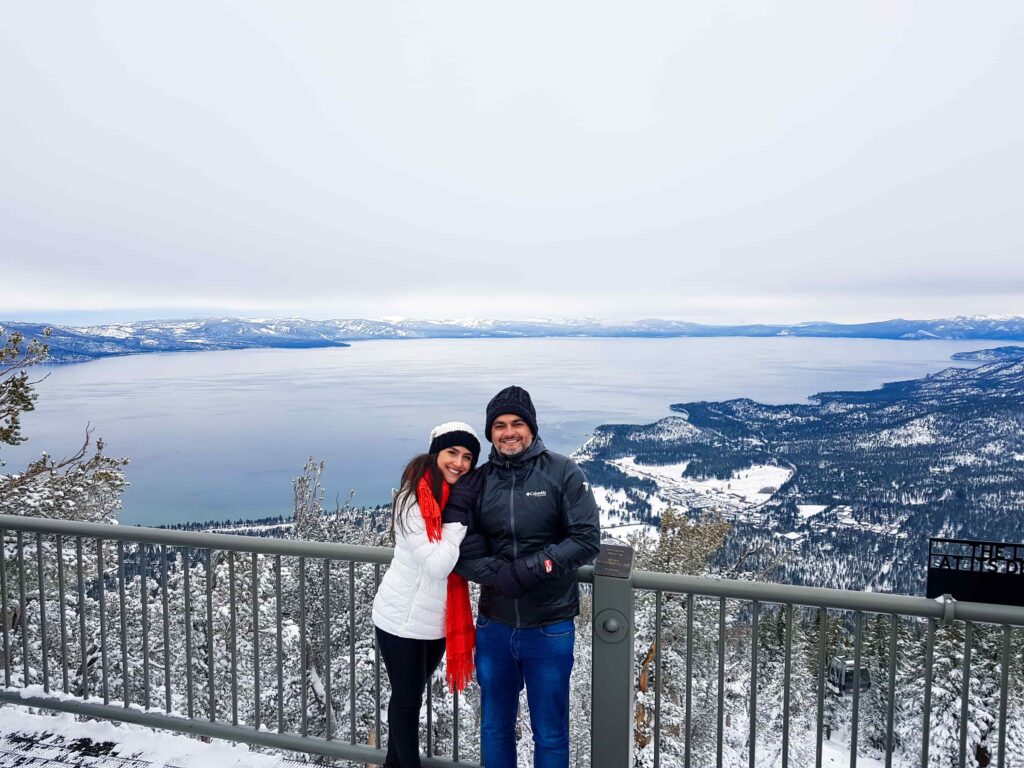 Casal em plataforma observando o Lake Tahoe