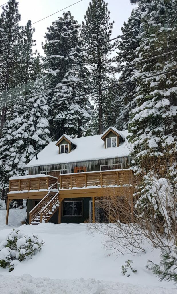 Casa cheia de neve próxima ao Lake Tahoe