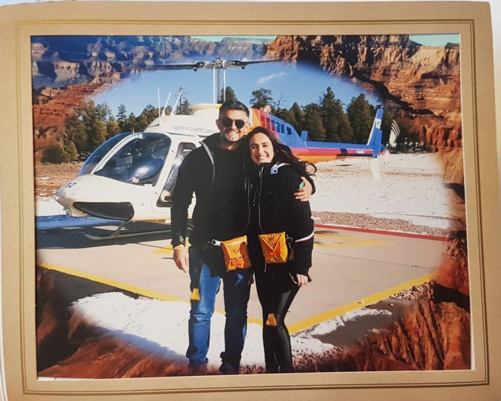 Casal em frente a helicóptero Grand Canyon