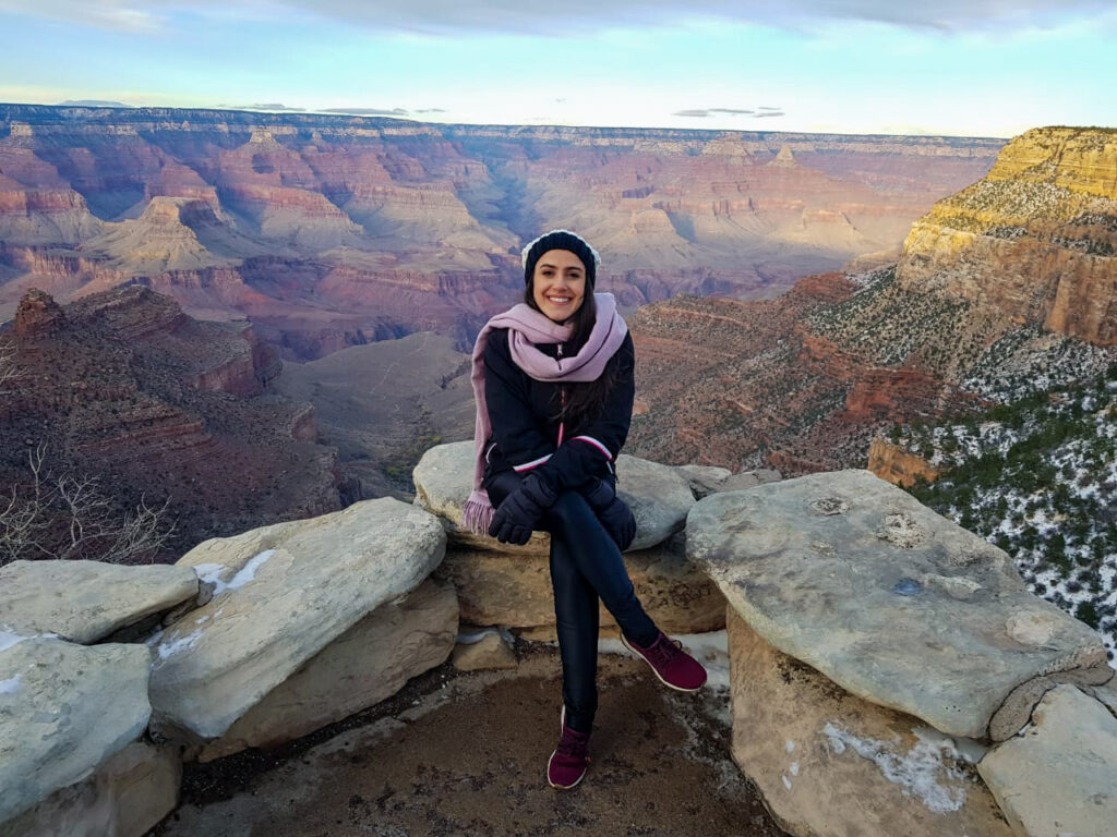 Mulher sorrindo no Grand Canyon, Arizona