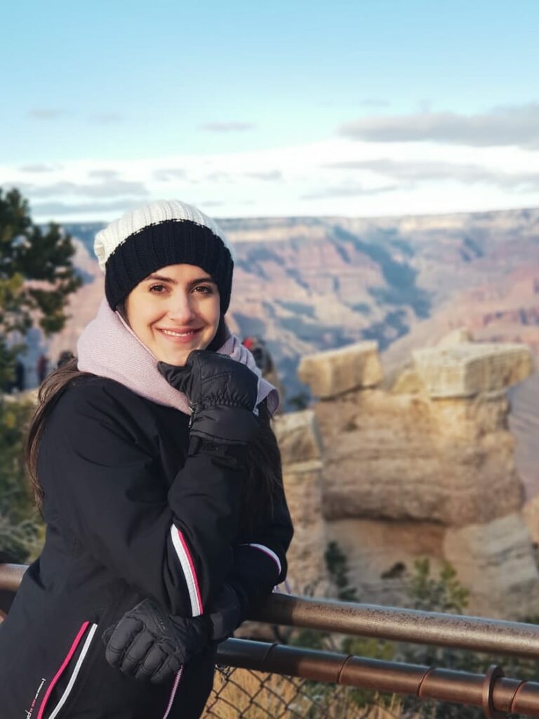 Mulher sorrindo no Grand Canyon