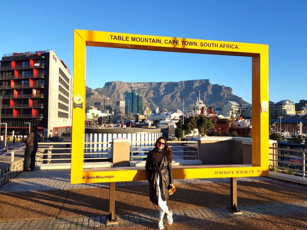 Mulher em "moldura" de quadro amarelo famoso de Cape Town, África do Sul