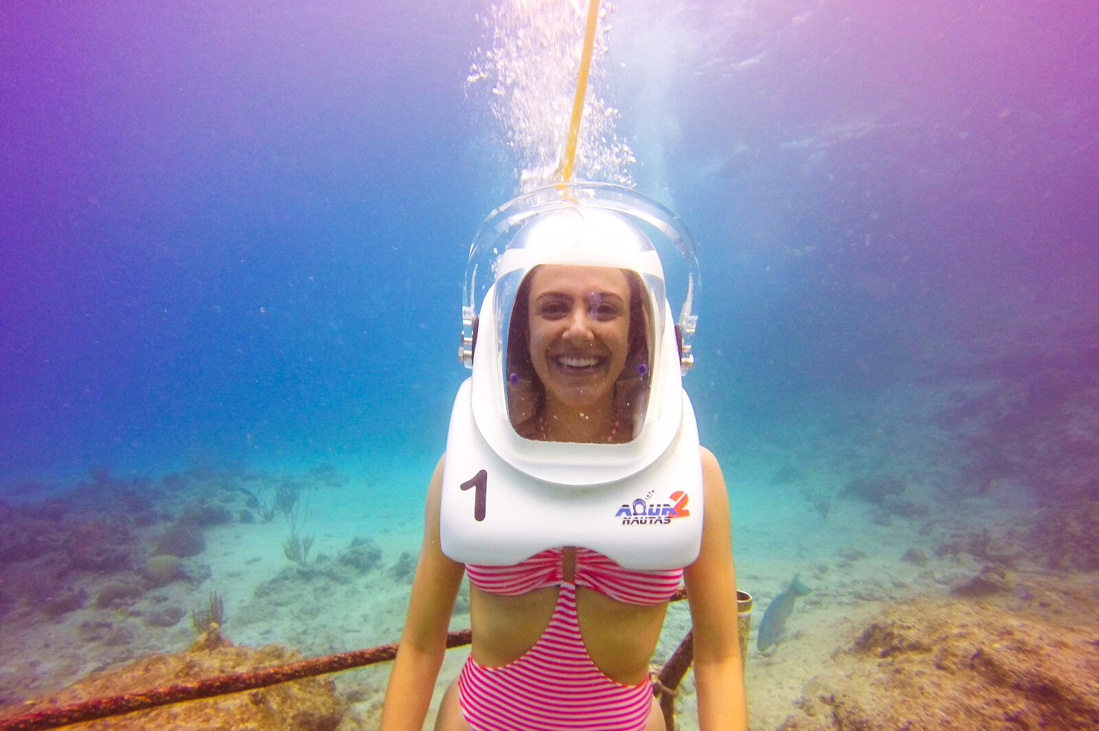 Mulher mergulhando com capacete no mar do caribe colombiano