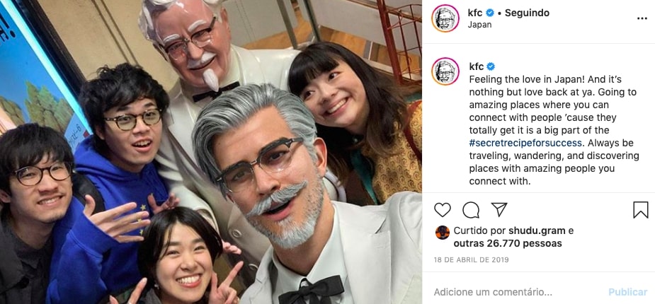 Influenciador virtual Colonel Sanders com japoneses em foto
