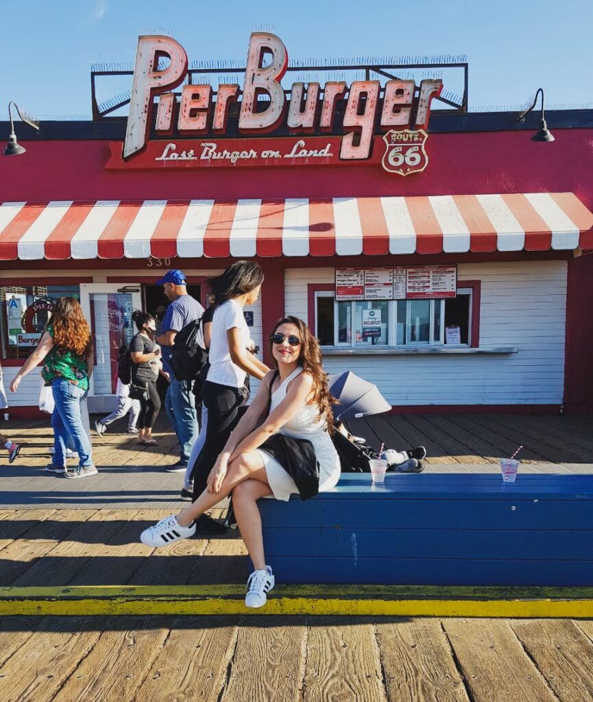 Mulher no Pier Burger - Praia de Santa Mônica - Califórnia