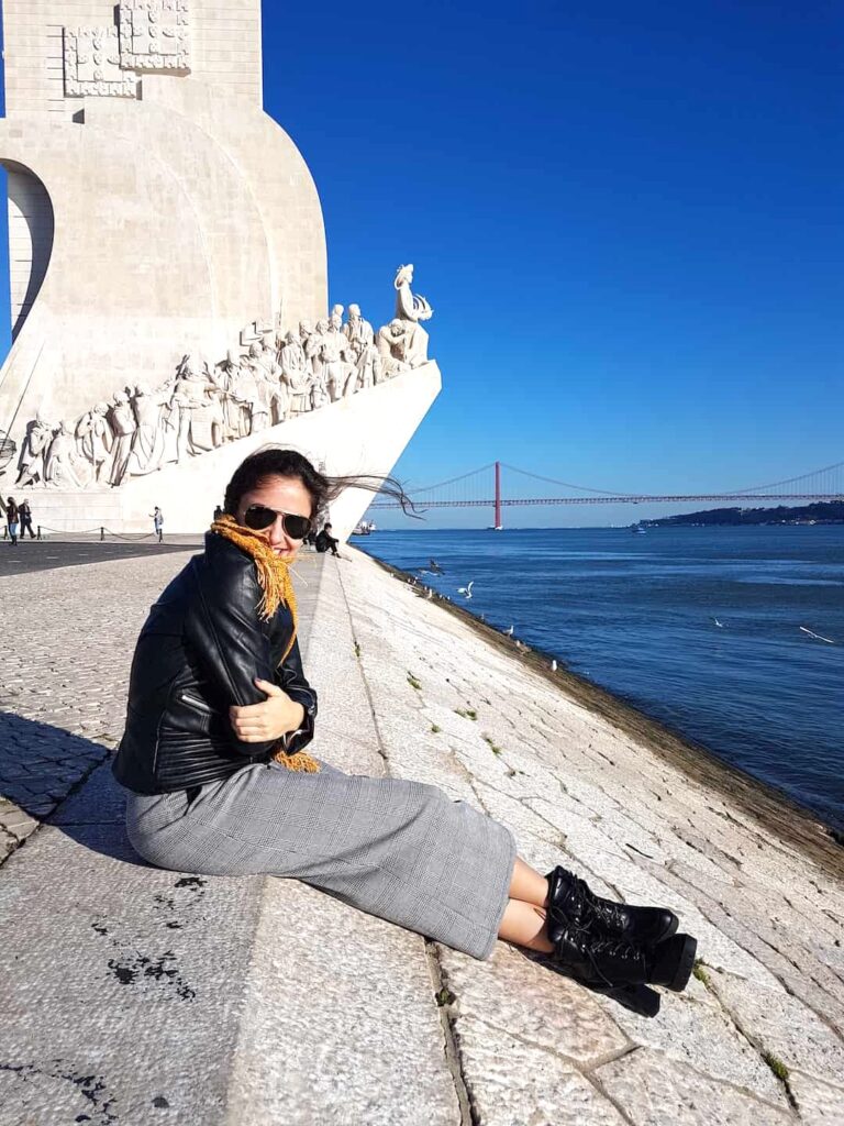 Mulher no monumento dos descobrimentos em Lisboa