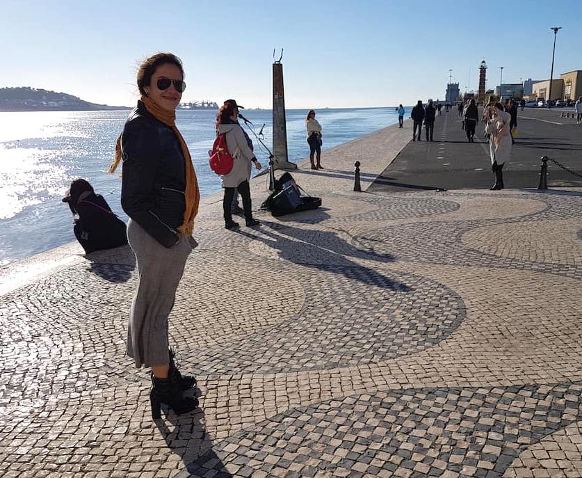 Mulher perto do Monumento dos Descobrimentos, Lisboa