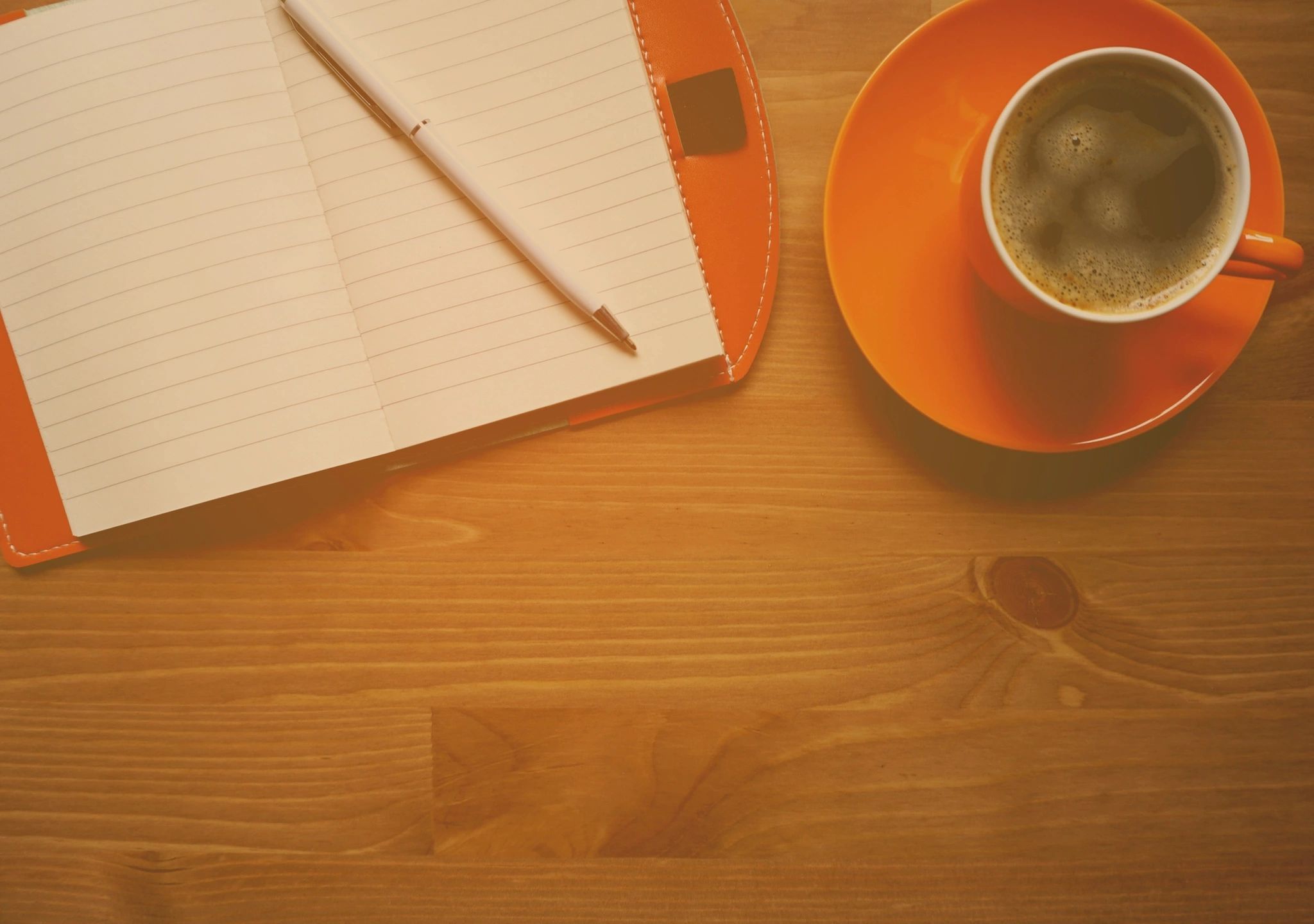 caderno em branco e xícara de café em mesa de madeira